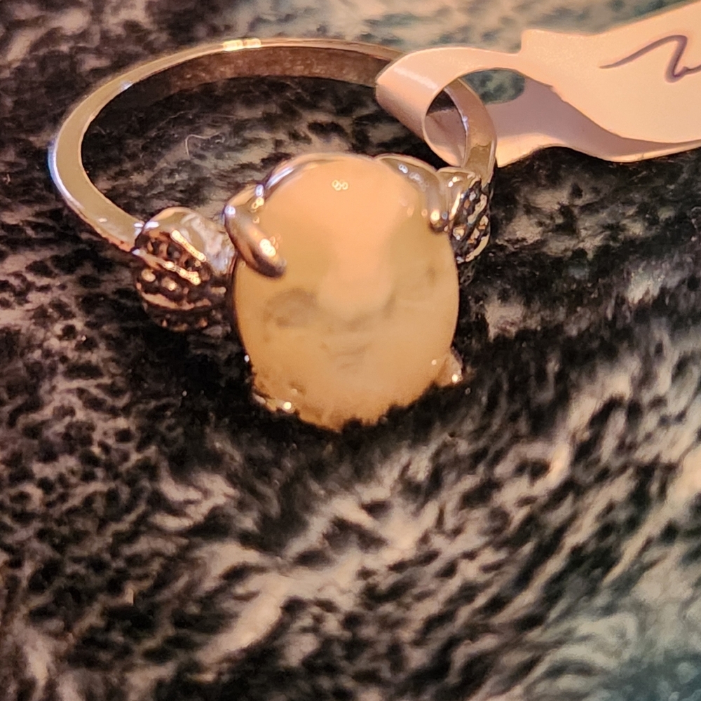Elegant Bohemian Charm/Striped Synthetic Silver and Cream Women's Ring. Size 9.5